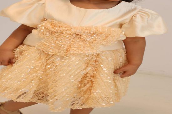 صورة طقم تيور أصفر وبلوزة ترتر وفينكة ترتر وتنوره دانتيل